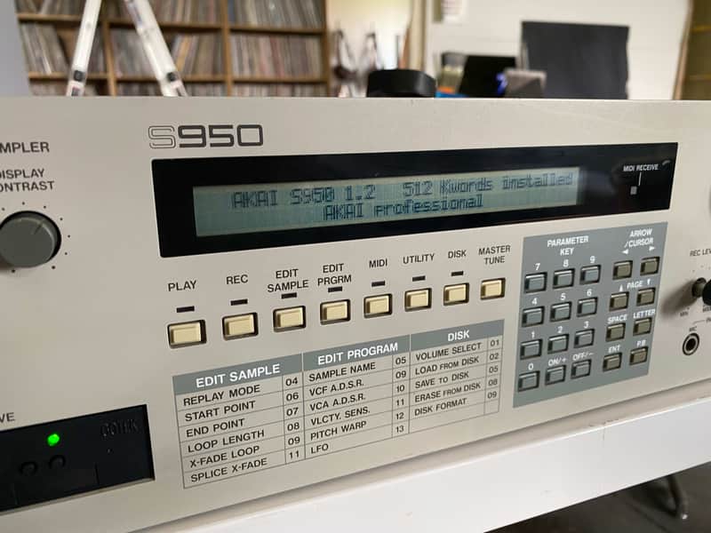 Akai S900